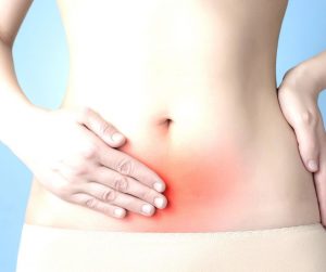 Douleurs, sensation de brûlure au creux de l’estomac et régurgitations, surtout après les repas et en position allongée, sont des symptômes fréquents.