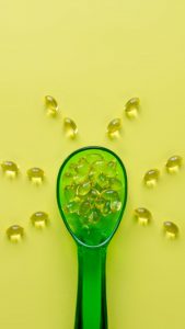 La vitamine D peut être apportée dans l’alimentation (poisson gras, viande rouge) et est disponible sous forme de complément alimentaire.