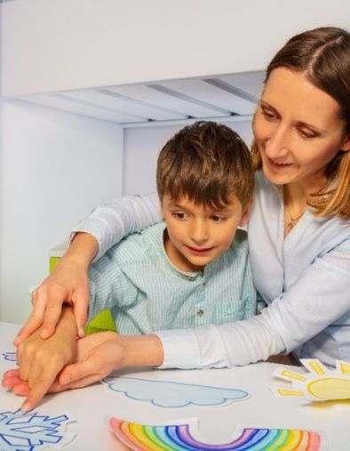 "Presque comme les autres" : comment faire jouer la comédie à un enfant autiste ?